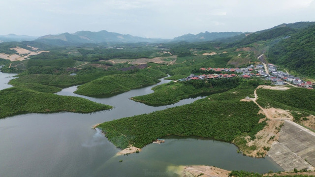 Ngoài ra, hồ Cánh Tạng còn có hệ thống đường ống nước dài tới 36km, có thể cho khoảng 90km2 đất canh tác của tỉnh Hoà Bình cũ và Thanh Hoá. Ngoài ra, hồ Cánh Tạng còn có hệ thống đường ống nước dài tới 36km, có thể cho khoảng 90km2 đất canh tác của tỉnh Hoà Bình cũ và Thanh Hoá.