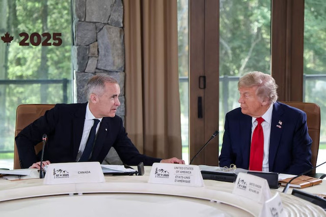 Thủ tướng Canada Mark Carney (trái) trao đổi với Tổng thống Mỹ Donald Trump tại Hội nghị thượng đỉnh G7 ở Kananaskis, Alberta, Canada, ngày 16/6/2025. Ảnh: Pool. trump3.png