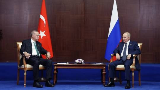 Tổng thống Nga Putin (phải) trong một cuộc hội đàm với Tổng thống Thổ Nhĩ Kỳ Erdogan. Ảnh: Sputnik. ngatho.jpg