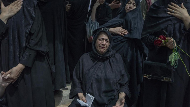 Người dân Iran tham dự lễ tang của các nạn nhân thiệt mạng trong cuộc xung đột Israel - Iran gần đây, ngày 3/7/2025. Ảnh: Getty. iran1.png