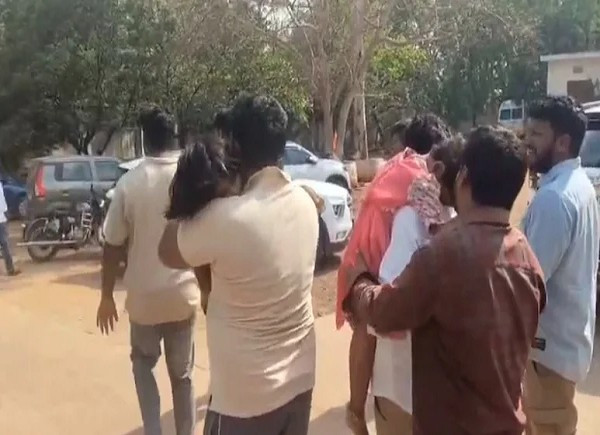 Hai đứa trẻ được đưa tới bệnh viện nhưng đã tử vong. Ảnh: NDTV. otto2.png