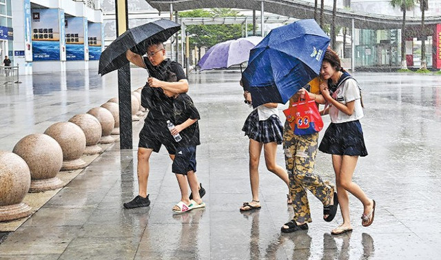 Các du khách đến ga tàu ở Hải Khẩu, tỉnh Hải Nam, Trung Quốc, vào ngày 24/8. Ảnh: CHINA NEWS SERVICE. mua.png
