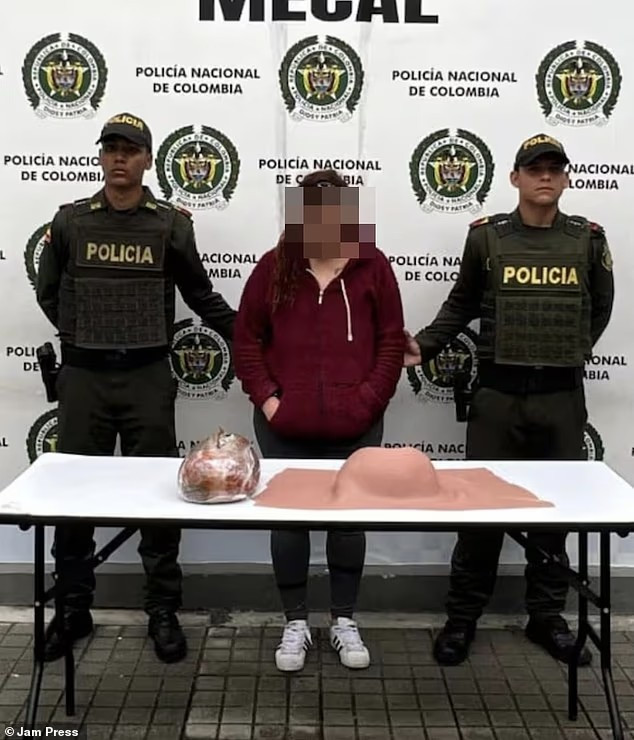 Cảnh sát Colombia đã bắt giữ nữ nghi phạm giấu ma túy trong bụng bầu giả. Ảnh: Jam Press. bau1.png