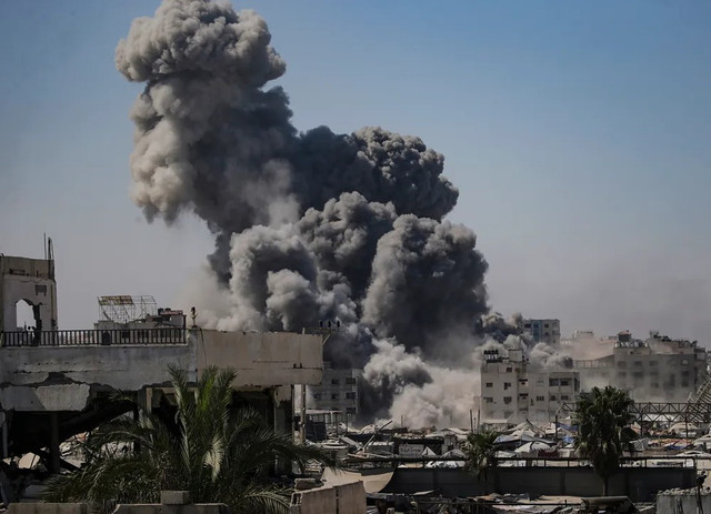 Khói bốc lên từ tháp al-Kawthar sau cuộc không kích của Israel vào thành phố Gaza. Ảnh: AJ. gaza.png