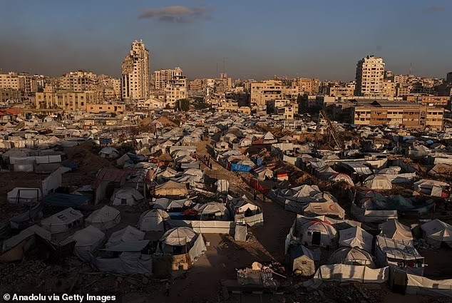 Người dân Palestine sống trong những túp lều tạm bợ trên bờ biển tại Dải Gaza vào ngày 28/5/2025. Ảnh: Anadolu. israel3.png