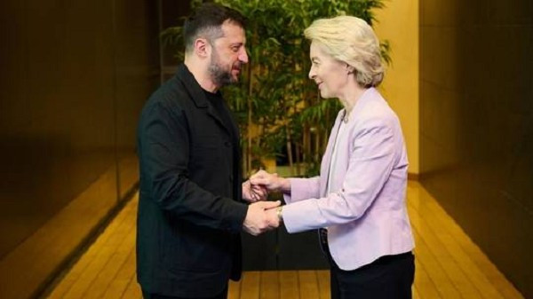 Tổng thống Ukraine Zelensky gặp Chủ tịch Ủy ban Châu Âu Ursula von der Leyen tại Brussels, Bỉ. Ảnh: Getty. ngaukraine1.png