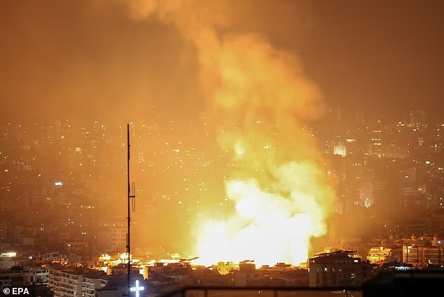 Khói bốc lên sau cuộc không kích của Israel vào Dahieh ở vùng ngoại ô phía nam Beirut, Lebanon, ngày 5/6. Ảnh: EPA. israel1.png
