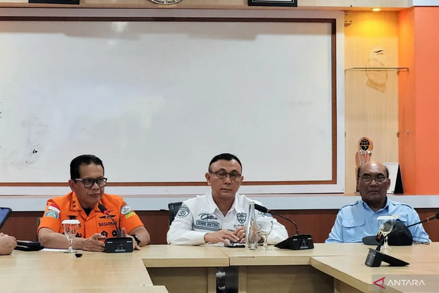 Chủ tịch Ủy ban An toàn Giao thông Quốc gia Indonesia (KNKT), ông Soejanto Tjahjono (phải), trong cuộc họp báo ở Cảng Ketapang, Banyuwangi, Đông Java. Ảnh: ANTARA. indo1.png