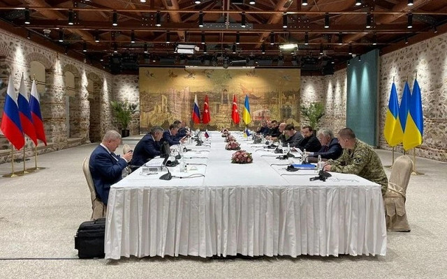 Các thành viên của phái đoàn đàm phán Nga và Ukraine tham dự cuộc hội đàm tại Istanbul, Thổ Nhĩ Kỳ, hồi năm 2022. Ảnh: Văn phòng Báo chí Tổng thống Ukraine. nga.png