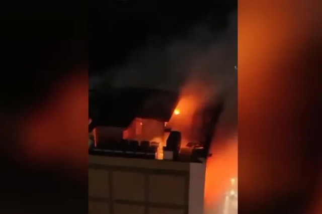 Vụ cháy xảy ra tại một trung tâm thương mại ở thành phố Kut, Iraq. Ảnh: AJ. chay1.png