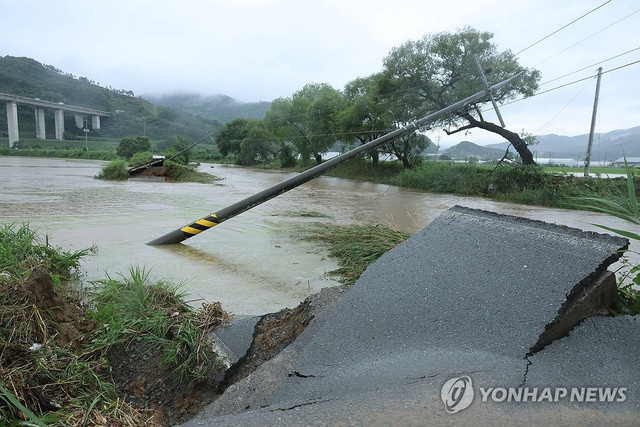 Một con đường bị hư hại ở Gongju, tỉnh Chungcheong Nam, sau trận mưa lớn ngày 17/7/2025. Ảnh: Yonhap. hanquoc.jpg