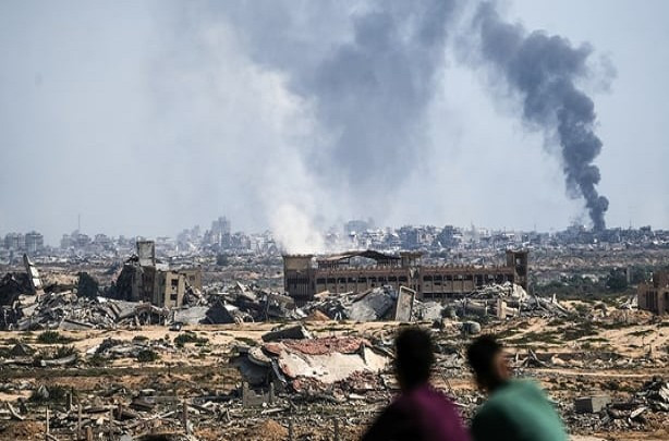 Khói bốc lên từ thành phố Gaza sau các cuộc tấn công của Israel. Ảnh: RTE. ga.png
