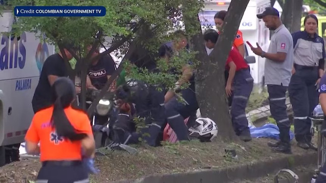 Hàng chục người thương vong trong vụ đánh bom xe ở thành phố Cali, Colombia, ngày 21/8. Ảnh: Colombia Goverment TV. danhbom1.png