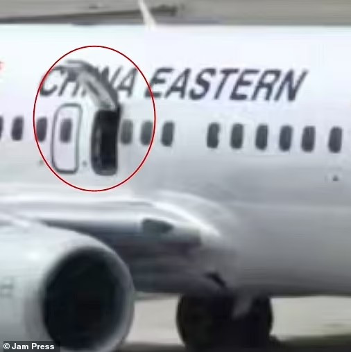 Một chuyến bay của hãng hàng không China Eastern Airlines trở nên hỗn loạn sau khi một hành khách bất ngờ mở cửa thoát hiểm máy bay. Ảnh: Jam Press. maybay1.png