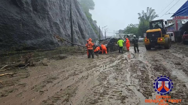 Các nhân viên dọn dẹp sau khi lở đất chặn một đoạn đường cao tốc Marcos ở Tuba, Benguet, chiều 22/9. Ảnh: Facebook/Philippine Daily Inquirer. phi2.png