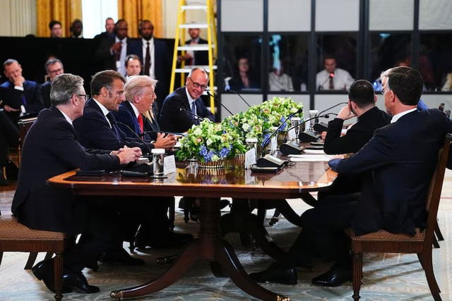 Tổng thống Donald Trump hội đàm với Tổng thống Zelensky và các nhà lãnh đạo châu Âu, trong đó có Thủ tướng Anh Keir Starmer, Tổng thống Pháp Emmanuel Macron và Thủ tướng Đức Friedrich Merz, tại Nhà Trắng ở Washington, ngày 18/8/2025. Ảnh: EPA. ukraine1.png