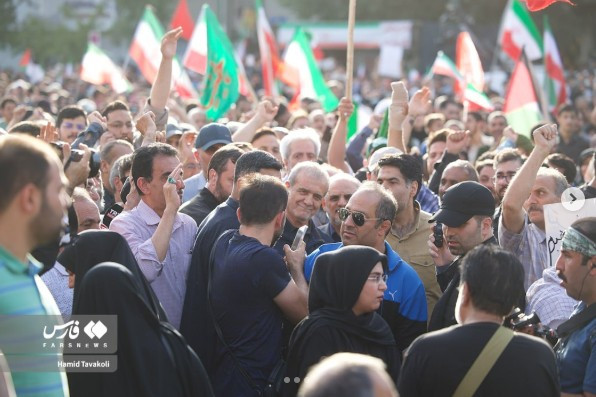 Tổng thống Iran Pezeshkian tham gia cuộc biểu tình ở Tehran. Ảnh: Fars News. iran0.png