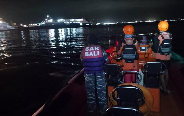 Bức ảnh này do Cơ quan Tìm kiếm và Cứu nạn Quốc gia Indonesia (BASARNAS) cung cấp cho thấy lực lượng cứu hộ tìm kiếm nạn nhân sau khi phà bị chìm tại eo biển Bali ở Bali, Indonesia, ngày 3/7/2025. Ảnh: Xinhua. pha.png