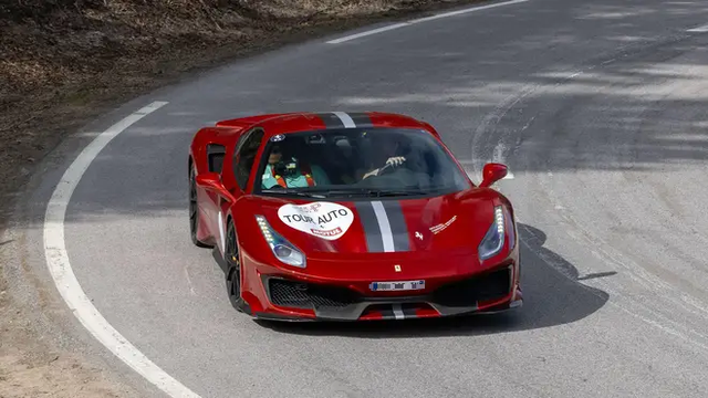 Một chiếc Ferrari 488 Pista di chuyển trên đường. Ảnh minh họa: Alamy. tainan0.png