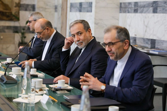Bộ trưởng Ngoại giao Abbas Araqchi (thứ hai từ phải sang) dẫn đầu phái đoàn Iran tham gia vòng thứ 3 cuộc đàm phán gián tiếp với Mỹ vào cuối tháng 4/2025. Ảnh: IRNA. israel3.png