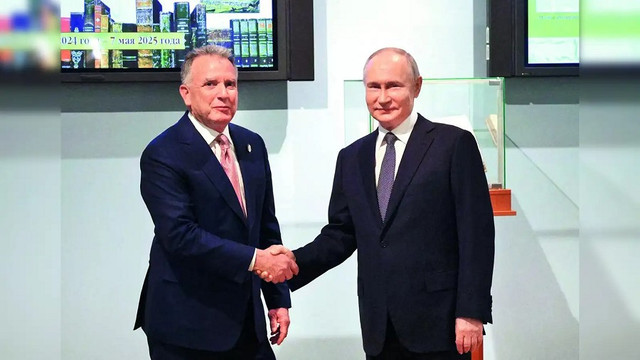 Tổng thống Nga Putin (phải) bắt tay Đặc phái viên Mỹ Witkoff trong một cuộc gặp trước đó. Ảnh: ET. moscow.png