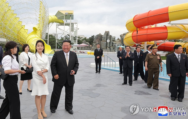 Đệ nhất phu nhân Triều Tiên Ri Sol Ju (ngoài cùng bên trái) đi cùng chồng, nhà lãnh đạo Kim Jong Un, và con gái Ju Ae tới dự lễ khánh thành khu nghỉ dưỡng ven biển Kalma ngày 24/6. Ảnh: Yonhap News. trieu1.png