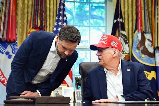 Tổng thống Trump (phải) và Phó Tổng thống Mỹ JD Vance. Ảnh: EPA. my1.png