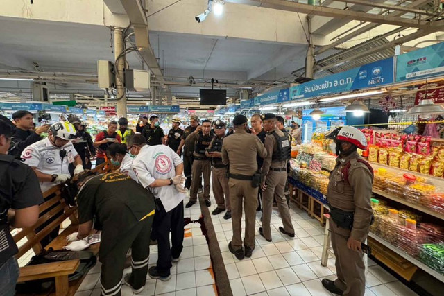 Cảnh sát có mặt bên trong khu chợ Or Tor Kor sau khi vụ xả súng xảy ra. Ảnh: BP. thai3.png
