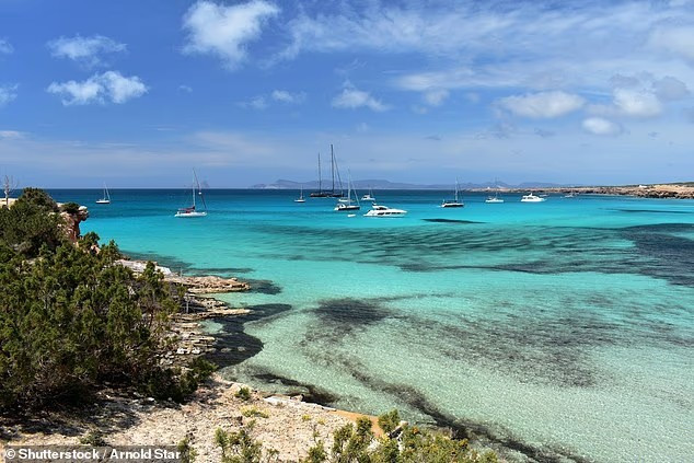 Nhiều thi thể được tìm thấy ở vùng biển ngoài khơi hòn đảo nổi tiếng Formentera. Ảnh: Shutterstock. thithe1.png