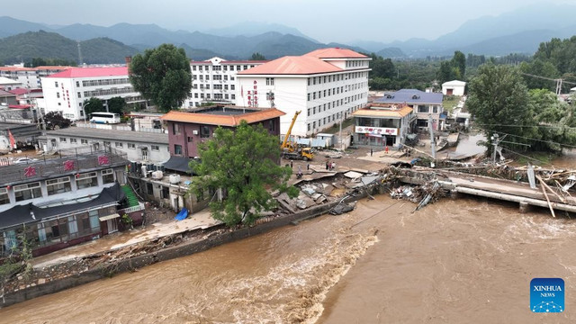 Ảnh chụp từ máy bay không người lái vào ngày 28/7/2025 cho thấy một con đường và một cây cầu bị hư hại vì lũ lụt tại thôn Hạ Doanh, Thiên Tân, miền bắc Trung Quốc. Ảnh: THX. lulut2.png