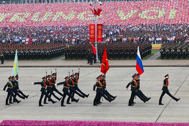 Đoàn quân đội Nga diễu binh qua Quảng trường Ba Đình. Ảnh: Pool/Reuters. dieu2.png