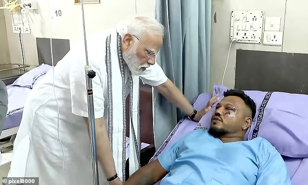 Thủ tướng Ấn Độ Modi thăm Vishwash Kumar Ramesh tại bệnh viện. Ảnh: DM. ando1.png
