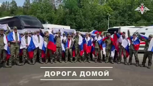 Đây là đợt trao đổi tù binh thứ ba giữa Nga và Ukraine sau khi hai bên đạt được thỏa thuận ngày 2/6. Ảnh: RT. russia-and-ukraine-exchange-more-pows-rt-russia-former-soviet-union.jpg