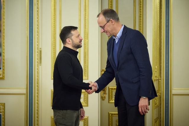 Tổng thống Ukraine Zelensky (trái) bắt tay Thủ tướng Đức Friedrich Merz trong một cuộc gặp. Ảnh: president.gov.ua. ukraine.png