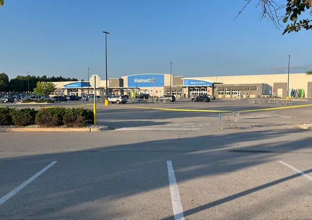 Vụ đâm dao xảy ra tại một siêu thị Walmart ở thành phố Traverse, bang Michigan, ngày 26/7. Ảnh: Detroit Free Press. sieu1.png
