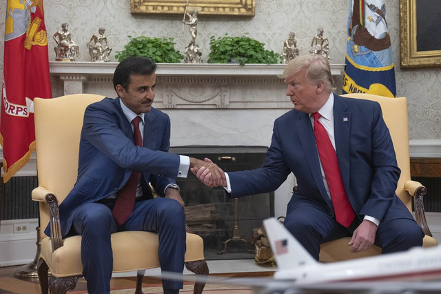 Tổng thống Mỹ Trump (phải) trong một cuộc gặp trước đó với Quốc vương Qatar Tamim bin Hamad al Thani. Ảnh: diwan.gov.qa. trump1.png