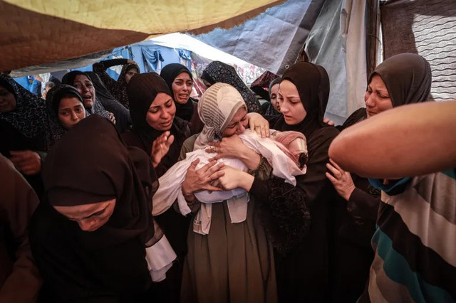 Thi thể một em nhỏ Palestine thiệt mạng trong cuộc không kích của Israel nhằm vào ngôi nhà của gia đình Azzam ở khu phố Sheikh Ijlin, phía nam Dải Gaza, được đưa đến một nghĩa trang tư nhân để chôn cất tại Thành phố Gaza vào ngày 15/7/2025. Ảnh: Anadolu. israel.png