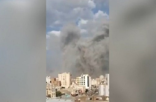 Khói bốc lên sau cuộc không kích của Israel vào Sanaa, Yemen. Ảnh chụp màn hình AJ. israel2.png