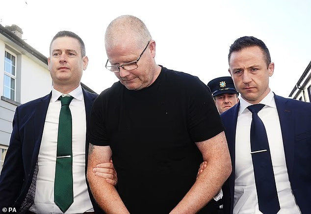 Richard Satchwell (giữa) bị kết tội sát hại vợ Tina tại nhà của họ ở Ireland. Ảnh: PA. nguoi1.png