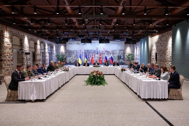 Phái đoàn Nga và Ukraine ngồi đối diện nhau trong cuộc đàm phán trực tiếp tại Istanbul, Thổ Nhĩ Kỳ, ngày 16/5. Ảnh: Sputnik. ngaukraine3.png