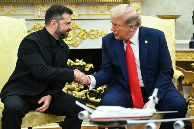 Tổng thống Trump (phải) bắt tay Tổng thống Ukraine Volodymyr Zelensky tại Nhà Trắng ngày 18/8/2025. Ảnh: Getty. trump1.png