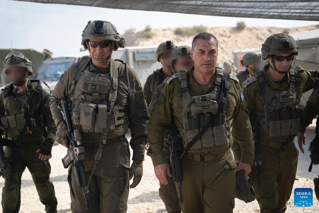 Bức ảnh do Lực lượng Phòng vệ Israel (IDF) công bố ngày 16/9/2025 cho thấy Tổng tham mưu trưởng Quân đội Israel Eyal Zamir (thứ 2 từ phải sang) tại Dải Gaza. Ảnh: THX. gaza.jpg