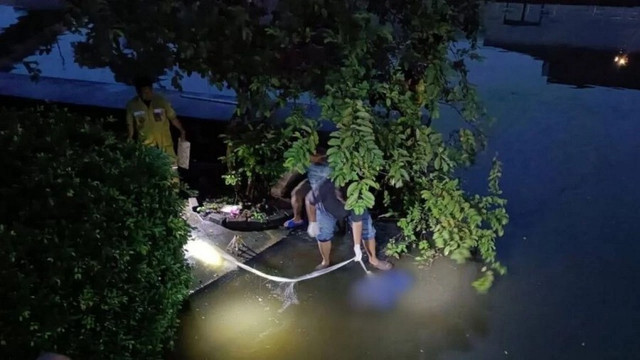 Thi thể bị trói tay chân được phát hiện dưới kênh nước ở Thái Lan. Ảnh: Matichon. thai2.png