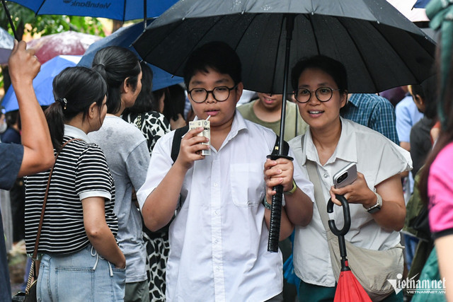 Một nam sinh được mẹ tiếp sức ngay sau khi ra cửa. Hai mẹ con vừa đi vừa trò chuyện về phần thi ngày hôm nay. thi5.jpg