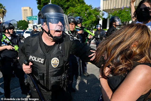 Cảnh sát đụng độ với người biểu tình ở Los Angeles. Ảnh: Anadolu/Getty. bieutinh.png