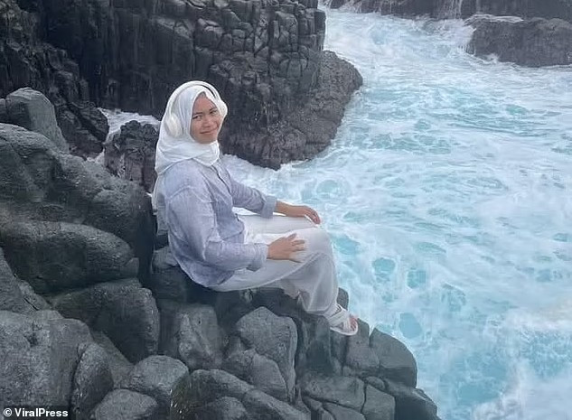 Merlin Septiana trước khi bị sóng cuốn. Ảnh: ViralPress. indo.png