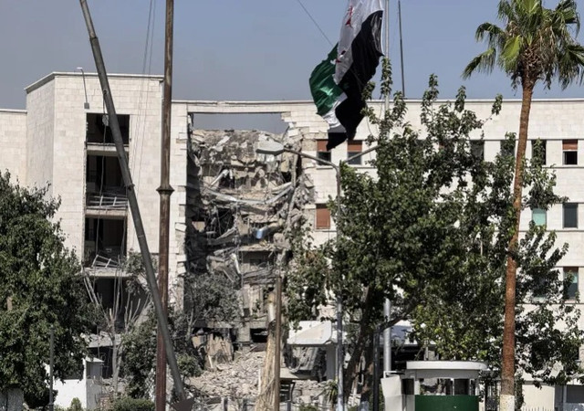 Tòa nhà trụ sở Bộ Quốc phòng Syria bị hư hại sau cuộc không kích của Israel. Ảnh: Anadolu. syria1.png
