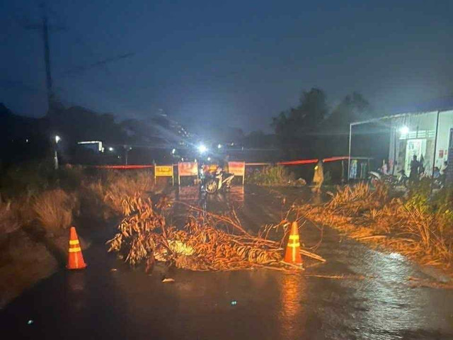 Tuyến đường được phong tỏa, đặt biển báo để đảm bảo an toàn cho người dân Tuyến đường được phong tỏa, đặt biển báo để đảm bảo an toàn cho người dân