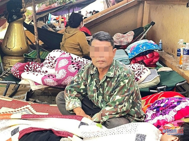 Ông N.Đ.T ứng trực tại bệnh viện để chăm vợ. Ảnh chụp ngày 2/7. benh2.jpg