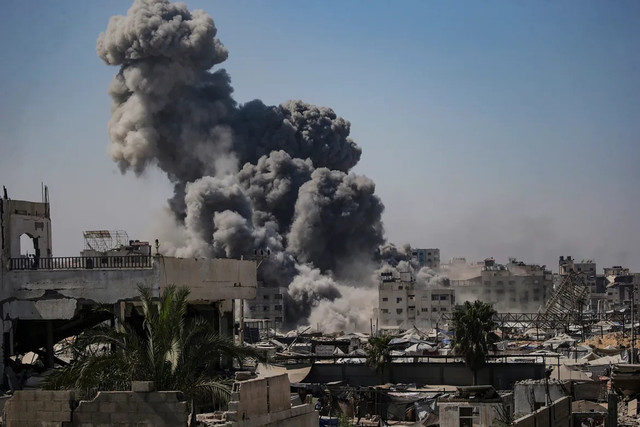 Khói bốc lên ở khu vực tháp al-Kawthar sau cuộc không kích của Israel vào thành phố Gaza. Ảnh: EPA. gaza.png
